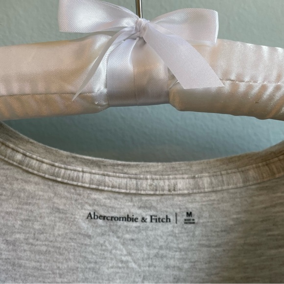 Abercrombie & Fitch Women’s V Neck High Low Loose Fit T Shirt Size M Light Grey - Picture 2 of 6